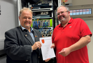 Bild vergr&ouml;&szlig;ern: B&uuml;rgermeister Matthias Bludau bei der Ernennung von Christian Duchna zum Digitalisierungsbeauftragten der Gemeinde Diekholzen.