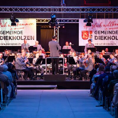 Bild vergr��ern: 1_Das Heeresmusikkoprs Hannover beim Konzert in der Steinberghalle_Presse