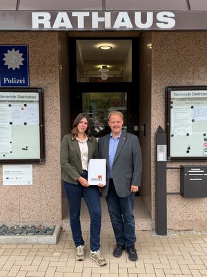 Bild vergr&ouml;&szlig;ern: Energiemanagerin Darleen Br&uuml;chert und B&uuml;rgermeister Matthias Bludau