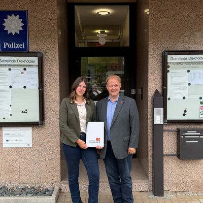 Energiemanagerin Darleen Br&uuml;chert und B&uuml;rgermeister Matthias Bludau