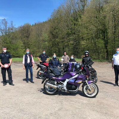 Polizei bei Motorradkontrollen